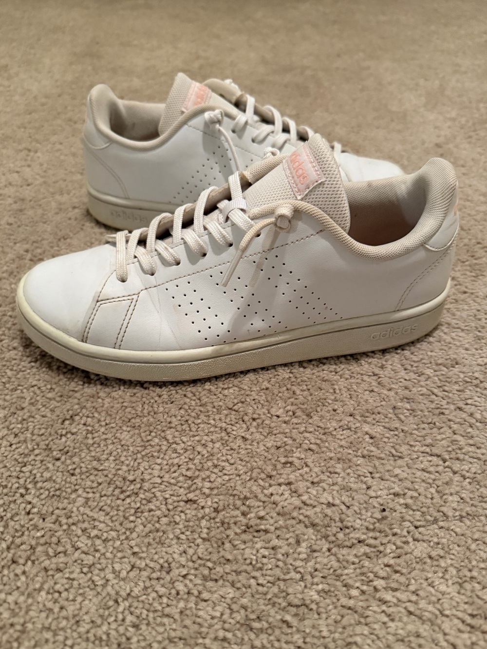 White adidas Advantage casual sneakers featuring perforated three stripes 7.5